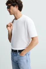 Camiseta marrón de punto, corte regular, cuello redondo y manga corta con terminaciones en rib.