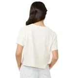 Remera corta color blanco de algodón, con estampado cuadrado en el centro del pecho con motivos florales y texto de la marca Rip Curl en color beige.