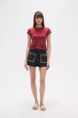 Remera cropped ajustada al cuerpo de algodón, color blanco, con cuello redondo y un borde inferior de encaje calado con diseño floral.