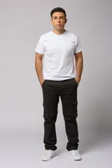 Pantalón cargo color marrón claro de gabardina, corte recto y tiro medio, con bolsillos laterales con solapa y bolsillos traseros.