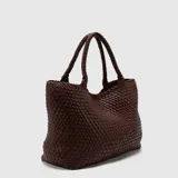 Bolso tote color marrón con diseño trenzado y doble asa de hombro. Incluye un estuche interior desmontable con cierre.