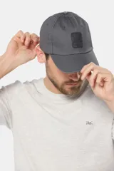 Gorra de béisbol azul de lona con logo en el frente.