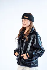 Campera puffer dorada con cuello alto, cierre frontal con botones a presión y bolsillos laterales con solapa.