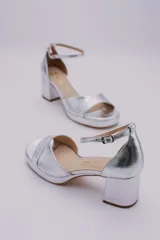 Sandalias rojas de cuero con plataforma y taco cuadrado.