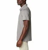 Polo de hombre Columbia Tech Trail, color blanco, de manga corta, con logo bordado en el pecho. Confeccionada en tejido hidroabsorbente Omni-Wick™ con elastano.