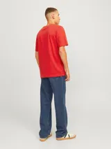 Camiseta roja de manga corta y cuello redondo con estampado de Papá Noel con tatuajes.