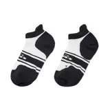 Medias deportivas Diadora cortas, blancas con detalles en negro y logo de la marca.