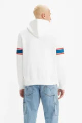 Buzo hoodie blanco de Levi's con el número 501 estampado en azul en el frente y bandas horizontales rojas y azules en las mangas.