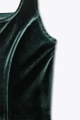 Top corto de terciopelo color verde oscuro, con escote recto y tirantes finos.