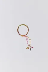 Pulsera de hilo trenzado en colores multicolores, con detalles colgantes.