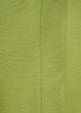 Vestido midi color verde lima, sin mangas, con escote cuadrado y tirantes anchos. Presenta un diseño evasé con costuras decorativas verticales y cierre de cremallera en la espalda.