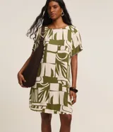 Vestido corto de viscosa con estampado de hojas y cuello redondo. Modelo t-shirt de mangas cortas.