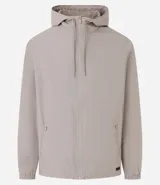 Campera rompevientos color verde oliva, con capucha ajustable con cordón, cierre frontal con cremallera, bolsillos laterales con cremallera y puños elásticos.