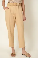 Pantalón italiano de algodón y spandex, de corte ancho y recto, con bolsillos laterales y cinturón rústico elastizado.
