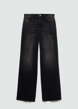 Pantalón de jean negro de corte wide leg, tiro alto y largo hasta el tobillo. Presenta trabillas, cinco bolsillos y bajo deshilachado. Cierre frontal con cremallera y botón.