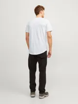 Camiseta blanca de manga corta y cuello redondo, con corte largo y tejido de jersey simple.