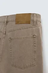 Pantalón de jean color marrón topo, de corte amplio y tiro alto.