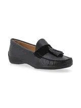 Mocasín color marrón claro, con capellada de cuero reptil, ornamento en nobuck, forro y plantilla de cuero.