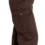 Pantalón cargo marrón con corte recto, bolsillos laterales con solapa y cierre con cremallera y botón.