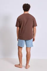 Short de baño celeste con cintura elástica y cordón ajustable.