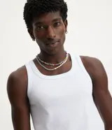 Musculosa de hombre color beige, de algodón acanalado, sin estampa y con cuello redondo.