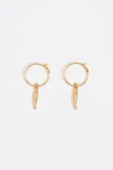 Par de aros dorados tipo argolla con dije colgante en forma de pez.