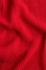 Vestido corto de punto color rojo, de corte ajustado, manga corta y cuello redondo.