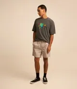 Bermuda masculina de sarga color beige, con cintura elástica y cordón de ajuste.