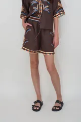 Short de lino color chocolate con estampado de tigres en tonos beige y celeste, cintura elastizada con cordón ajustable.