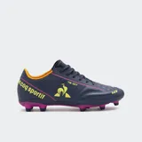 Championes de fútbol Le Coq Sportif modelo Magic Match, color azul marino con detalles en amarillo y fucsia. Presentan tacos moldeados para césped firme (FG).