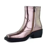 Bota de tacón bajo color metálico, con diseño moderno y detalles en el empeine.