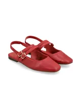 Mocasín con estampado animal print, con punta cuadrada, dos tiras sobre el empeine con hebillas doradas y suela plana.