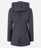 Saco alargado con cuello alto y capucha, confeccionado en tejido polivelour espina de pez y bolsillos con solapa.