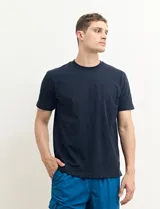 Remera de manga corta color petróleo, de corte recto y cuello redondo.