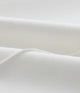 Pantalón de vestir blanco, modelo flare con corte sastrero, bolsillos laterales y elástico en la espalda.