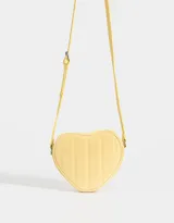 Bandolera negra en forma de corazón, confeccionada en cuerina acolchada con pespuntes verticales. Tiene correa larga regulable y cierre superior.