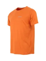 Remera gris jaspeado de manga corta con logo de la marca Merrell estampado en el pecho.