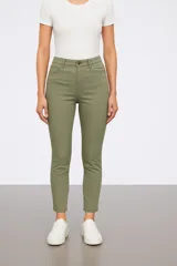 Pantalón jean color verde oliva, de corte skinny y tiro medio.