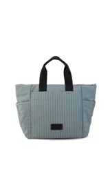 Cartera negra tipo tote bag con diseño capitoneado, doble asa corta y correa larga ajustable. Incluye bolsillos laterales y bolsillo frontal amplio.