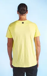 Remera color lima de algodón pima, corte regular, cuello redondo y doble costura al tono.