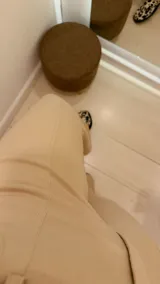 Pantalón de vestir color beige, de tiro alto, corte recto y terminación acampanada.