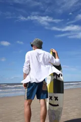 Short de baño azul marino liso con logo de la marca en la pierna izquierda.