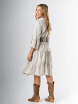 Vestido italiano 100% algodón, corte midi y calce amplio. Tiene cuello mao y apliques de flores con textura.