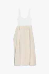 Vestido midi color crema, de escote redondo y tirantes finos. Tejido combinado a contraste. Detalle de tejido con frunces en lateral.