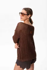 Sweater marrón de tejido calado con lurex en cuello, puños y ruedo. El escote puede usarse de dos formas: mostrando un hombro o de forma clásica.