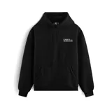Canguro negro con capucha, cordones ajustables, bolsillo tipo canguro y puños y cintura acanalados. Estampado frontal con el logo de la marca en blanco.