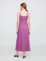 Vestido midi negro con breteles finos y corte ajustado.