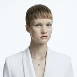 Collar con cadena plateada y dije rectangular con cristal azul central rodeado de pequeños cristales blancos.