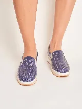 Panchita de cuero color beige con diseño calado, suela blanca y elástico en los laterales.