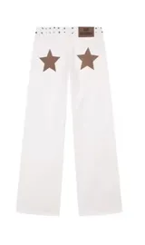 Pantalón de jean gris oscuro con corte recto y bolsillos traseros con apliques de estrellas rojas.